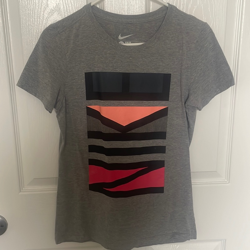 Nike Women’s Gray Slim Fit Graphic Tee - Medium